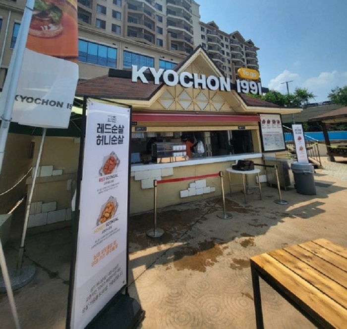 [교촌_보도자료] 교촌치킨, ‘물놀이 한번 치킨 한입’… ‘소노벨 천안 오션어드벤처’에 매장 오픈